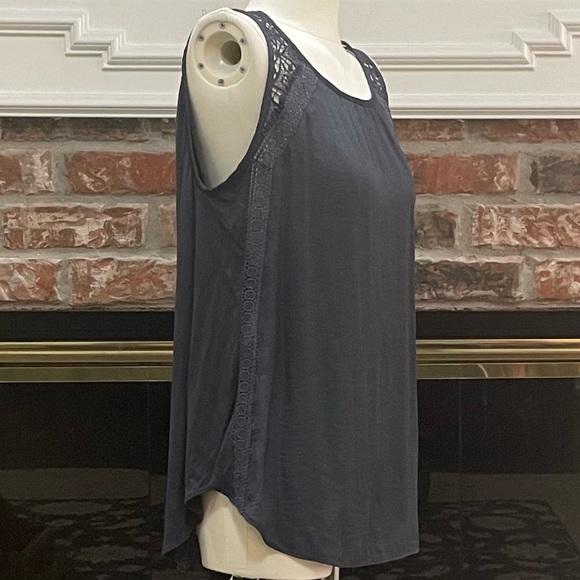 Ann Taylor LOFT navy blue top with lace accents / S / Excellent condition - Picture 8 of 17